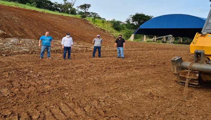 Guaraniaçu - Prefeito e Vice acompanham fase final de terraplanagem para a construção de Barracão Industrial