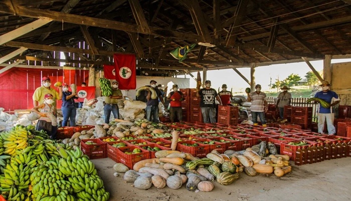 MST doa toneladas de alimentos para comunidades carentes em várias regiões do Paraná 