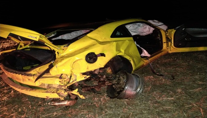 Camaro Amarelo fica destruído após capotamento na PR 540 em Guarapuava. Uma mulher ficou ferida 