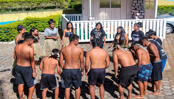Nova Laranjeiras - Grupo de danças culturais indígenas da Aldeia Rio das Cobras apresentou algumas danças e canções em frente a prefeitura de Nova Laranjeiras