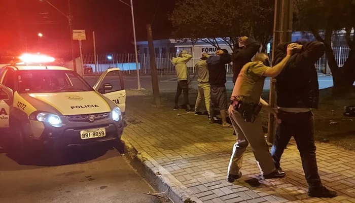Laranjeiras - PM prende sete pessoas e fecha sete estabelecimentos comerciais na Operação Lobo Bravo III 
