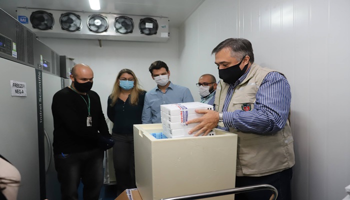 Primeiro lote com vacinas da Pfizer chega ao Paraná; doses ficarão no Cemepar até quarta