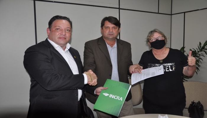 Quedas - Superintendente do INCRA critica venda irregular de lotes e assina acordo de cooperação com prefeitura quedense