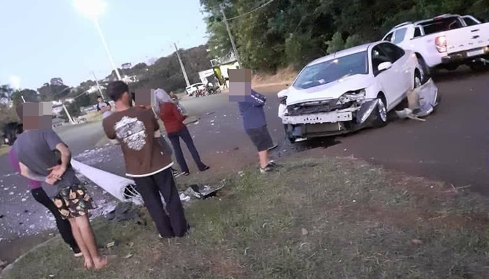Laranjeiras - Motorista perde controle da direção de veículo, invade canteiro e arranca poste no Bairro Bancários 