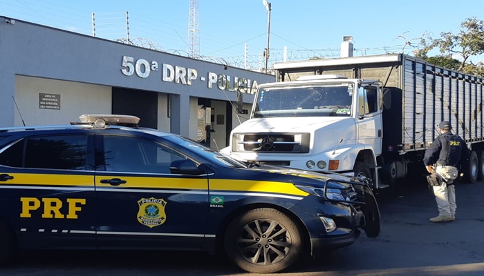 PRF de Ubiratã prende ladrão que roubou caminhão boiadeiro, na fuga o indivíduo pulou da ponte do Rio Piquiri 