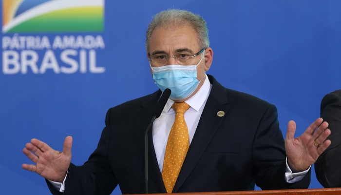 Vacina é esperança para pôr fim à pandemia, diz Queiroga