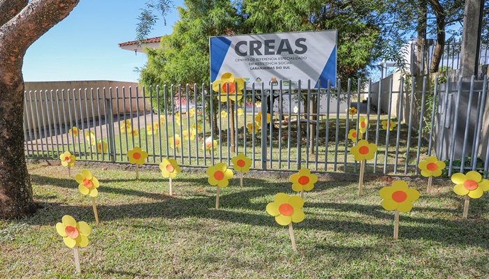 Laranjeiras - Assistência Social coloca flores contra o abuso de crianças e adolescentes