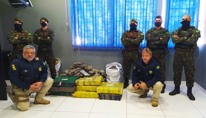 Laranjeiras - Exército Brasileiro e PRF apreendem grande quantidade de maconha e Skank, traficantes fogem 