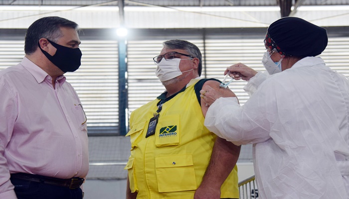 Paraná começa a imunizar trabalhadores do transporte aéreo