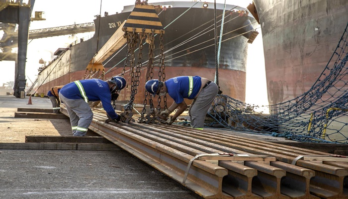 Portos paranaenses movimentam 6 milhões de toneladas e têm melhor mês da história
