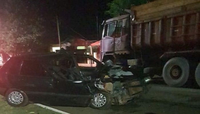 Laranjeiras - Motorista bate Fiat Uno contra caminhão estacionado. Bombeiros são acionados 