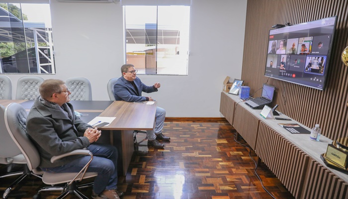 Laranjeiras - Prefeito e vice participam de live sobre Democracia com alunos da Escola Laranjeiras