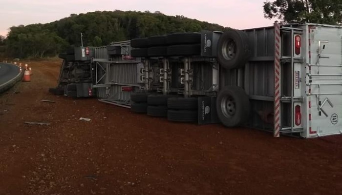Guaraniaçu - Ecocataratas atende tombamento de caminhão na BR 277