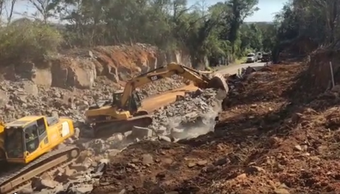 Guaraniaçu - Equipes de obras seguem na limpeza da pista em Guaraniaçu 