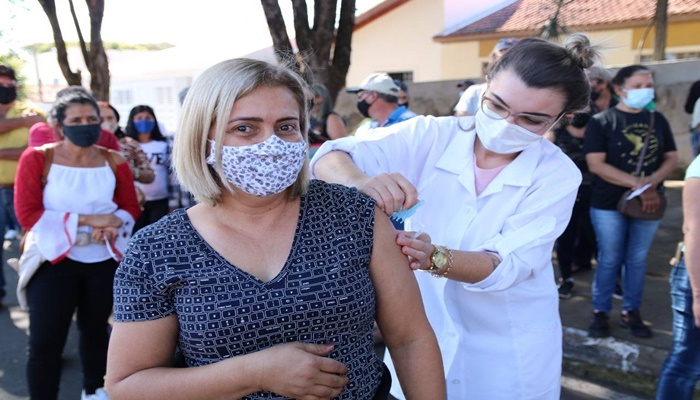 Três em cada quatro municípios vacinam a faixa dos 40 anos; 67 já venceram essa barreira