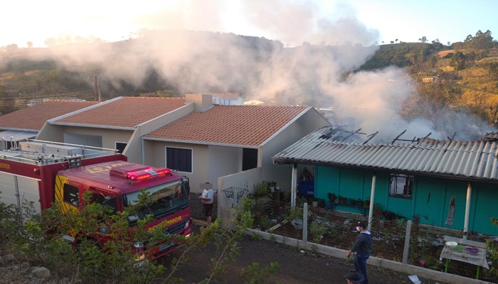 Nova Laranjeiras - Bombeiros combatem incêndio em residência 