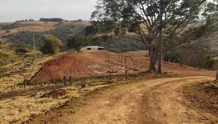 Guaraniaçu - Secretaria de Viação e Obras conclui terraplenagem em mais uma propriedade rural