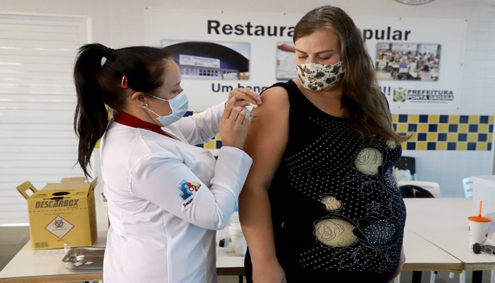 Gestantes que receberam primeira dose da AstraZeneca vão tomar segunda da Pfizer ou CoronaVac