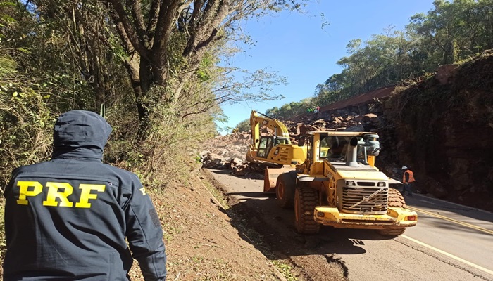 Guaraniaçu - BR 277 km 523 em Guaraniaçu, totalmente interditada para a detonação de rochas. Previsão de liberação ás 14h00