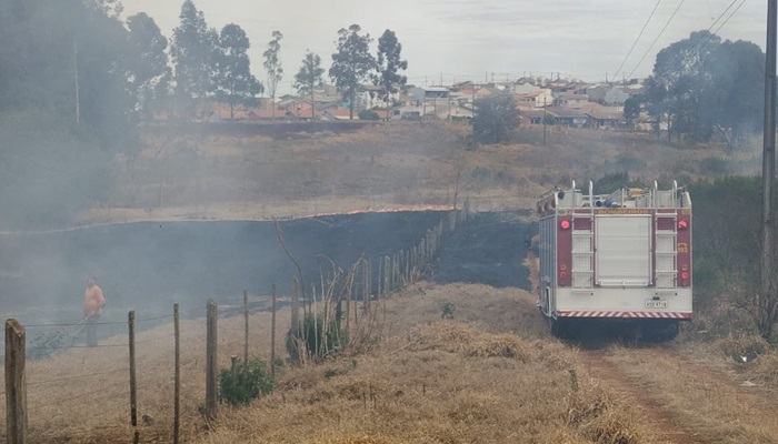 Laranjeiras - Bombeiros combatem incêndio criminoso no Jardim Panorama 