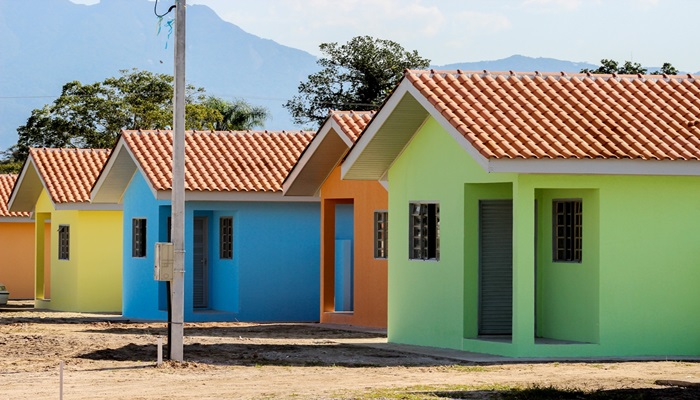 Guaraniaçu - Prefeito assina lei que autoriza aquisição de móveis para as casas do condomínio Itaipu