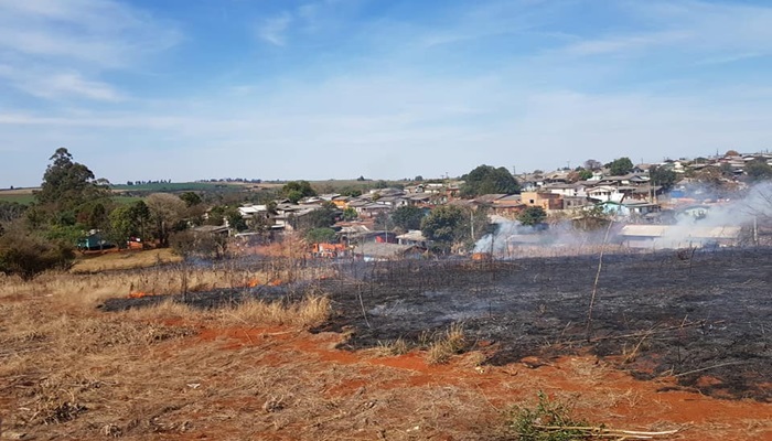 Quedas - Brigada Comunitária combate incêndio em vegetação no Bairro Primavera 