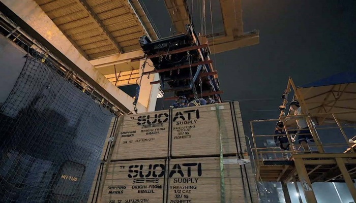 Após oito anos, madeira volta a ser embarcada direto no porão de navio no Porto de Paranaguá