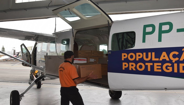 Saúde inicia distribuição de mais de 400 mil vacinas contra a Covid-19