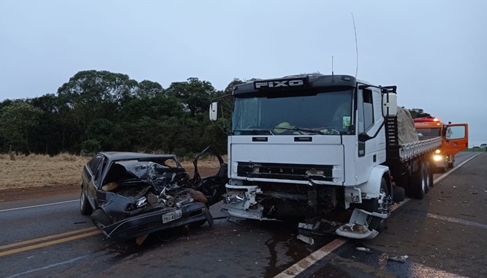Candói - Colisão entre carro e caminhão deixa homem gravemente ferido em Candói
