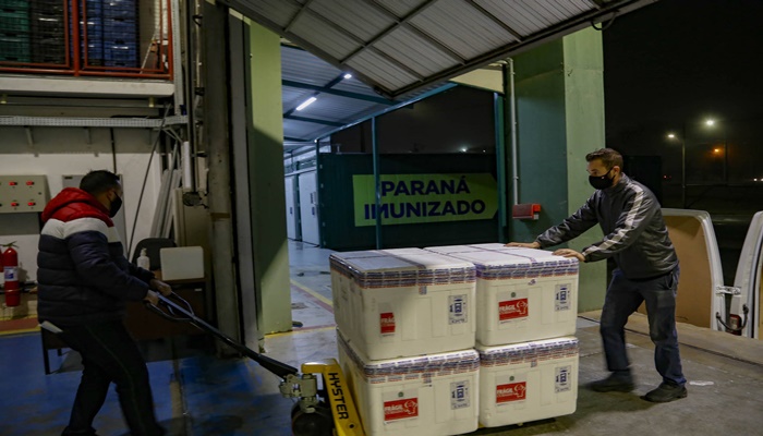 Paraná recebe mais 184.250 vacinas da AstraZeneca e completa 40ª pauta de entrega