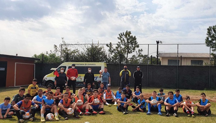 Guaraniaçu - Secretaria de Esportes entrega materiais esportivos para a Ong ‘Quem Acredita Joga Junto’