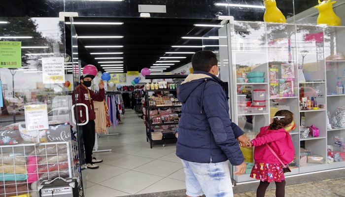 Mais afetados pela pandemia, comércio e serviços agora lideram alta de empregos no Paraná