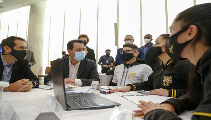 Programa Robótica Paraná leva aulas de programação a alunos das escolas estaduais