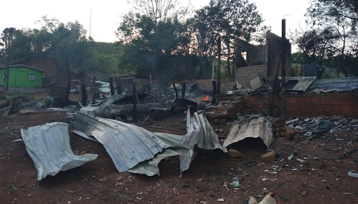 Laranjeiras - Incêndio destrói duas casas e um carro