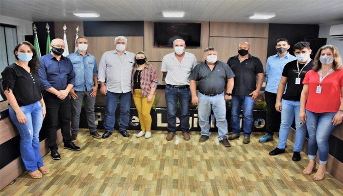 As contas do segundo quadrimestre do Município de Laranjeiras do Sul foram detalhadas em audiência pública nesta quinta-feira, 30, no plenário da Câmara de Vereadores. No ato foram apresentados os demonstrativos de execução do orçamento da criança por fonte de recurso; demonstrativo da receita e despesa com ações e serviços públicos da saúde, com pessoal, da dívida fundada e da dívida consolidada líquida e demonstrativo das receitas e despesas com manutenção e desenvolvimento do ensino.