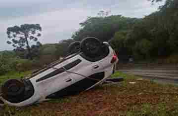 Cantagalo - Carro com mais de 100kg de maconha capota na BR 277