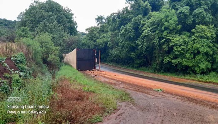 Catanduvas - Acidente com caminhão carregado de tijolos é registrado na Linha Cajati