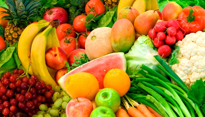 Higienizar bem frutas e vegetais previne doenças e intoxicações; saiba que cuidados tomar