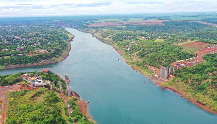 De rio poderoso a fio de água barrenta, rio Paraná aciona alarme climático