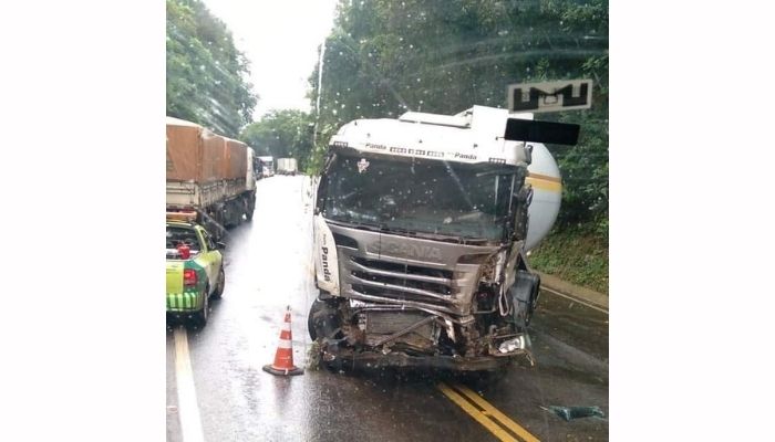 Laranjeiras – Carreta bate em anteparo na BR 277 no KM 432