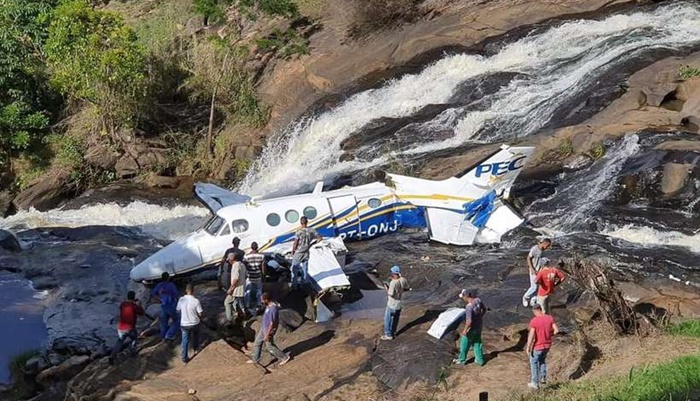 Avião de Marília Mendonça cai em Minas e uma pessoa morre