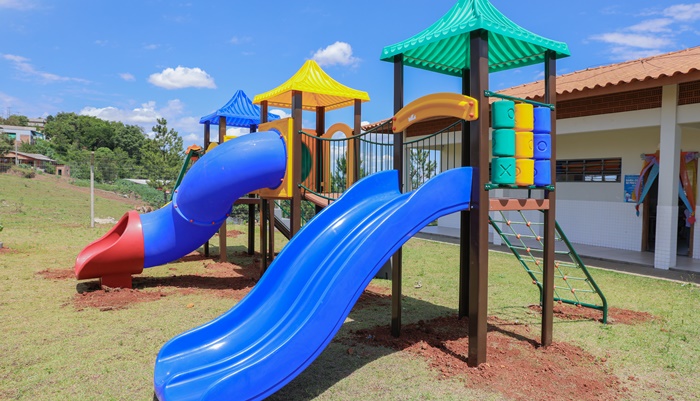 Laranjeiras - Prefeitura inicia a instalação de 5 parques infantis em escolas e CMEIs