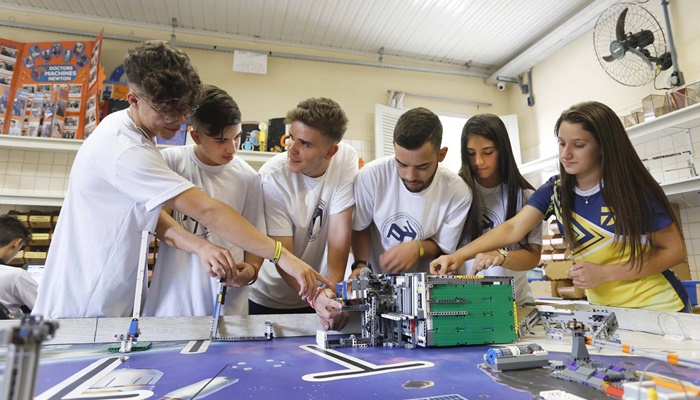 Com educação financeira, robótica e novas plataformas, Paraná moderniza ensino público