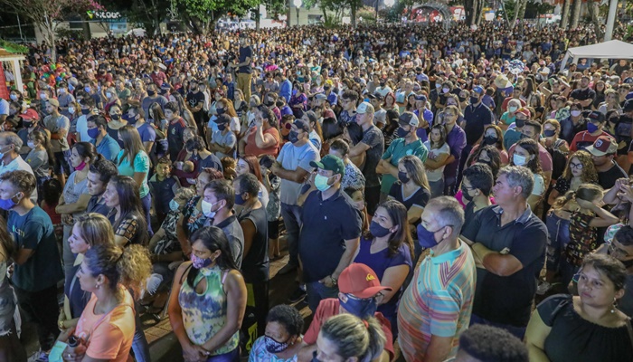 Laranjeiras - Abertura do Natal reúne famílias laranjeirenses na Praça Nogueira do Amaral