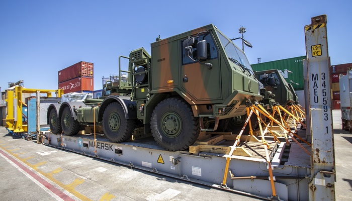 Novos veículos especiais destinados ao Exército chegam ao Porto de Paranaguá