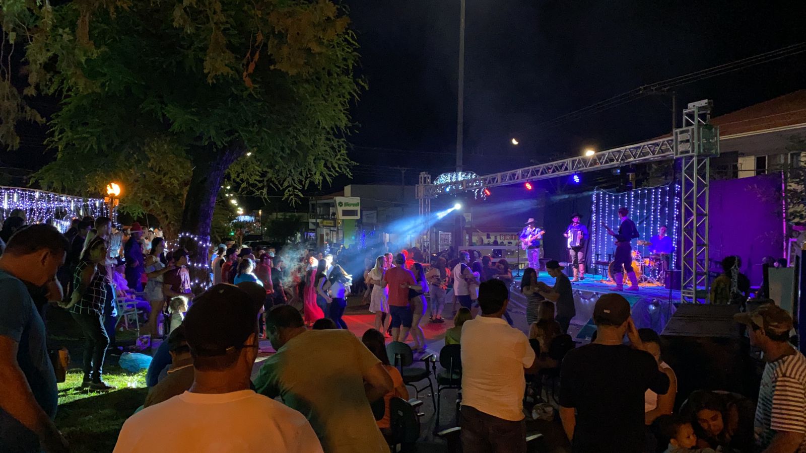 Rio Bonito – Uma multidão tomou conta das praças para o lançamento do Natal Luz e Sonhos 