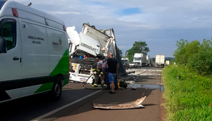 Candói – Colisão entre dois caminhões próximo ao Posto Cometa deixa motoristas em estado grave