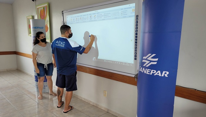 Guaraniaçu - Em programa de educação ambiental, Sanepar entrega lousa digital para Apae 
