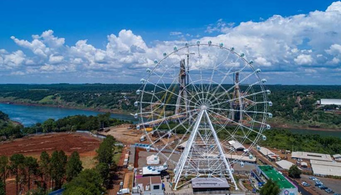 Roda gigante com 88 metros de altura é a nova atração turística de Foz do Iguaçu