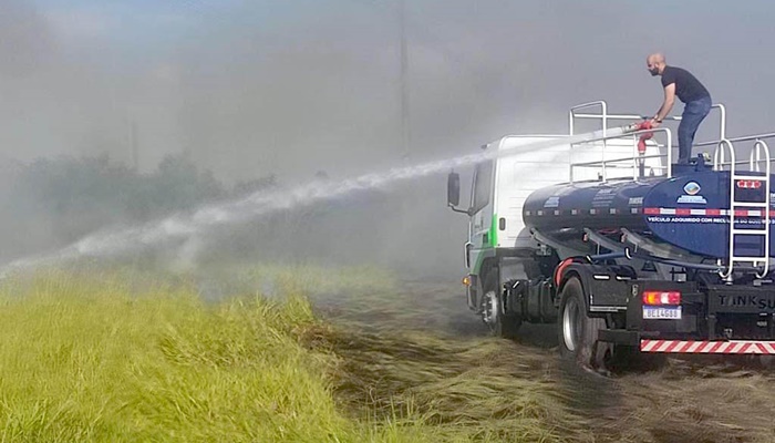 Caminhões-pipa auxiliam no combate a incêndios e levam água a comunidades distantes